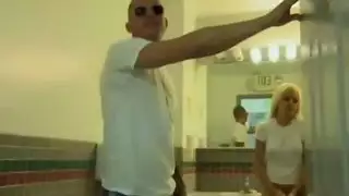 هوس فمي: مص وابتلاع قضيبه