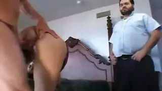 زوجة مثيرة تمارس الجنس مع رجلين بينما زوجها يستمني بالمشاهدة
