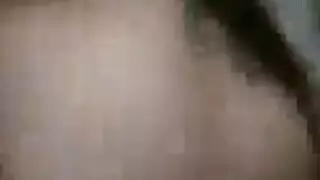 فتاة جذابة تنتهي من مص قضيب وتطلب وضعية كلابية عنيفة