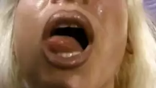 جلسة استمناء ذكورية ممارسة باللعبة على الأرض