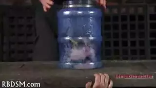 سكس حيوانات إباحي: حمولة ضخمة تقذف عميقاً في فرجها