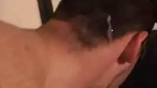 عاهرة ناطقة بالعربية تتوسل للسائل المنوي في مشهد إكس إكس إكس