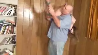 زوجتي تعاقب الخادمه