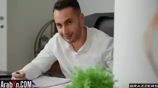 منحنية فوق آلة النسخ من أجل جماع مكتبي قاسٍ فيديو إباحي
