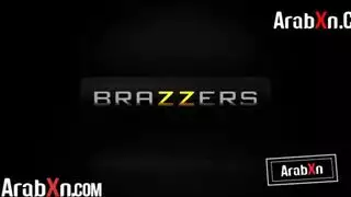 هل ستنيك كسها الضيق مثل نجم إباحي؟