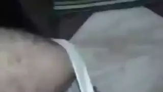 إطلاق الشهوة: فعل شرجي خشن يجعل شاباً مشعراً يقذف ناراً