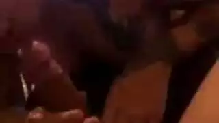 مصفوعة ومضروبة شرجياً على الأريكة