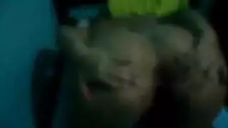 فتاة مليئة بالغازات تتحمل ضربات قاسية من الباب الخلفي