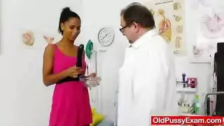 جماع زلق بين الأعراق: الشاب الأسود يصب الزيت على جسد الفتاة البيضاء