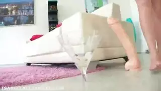 أثداء ومؤخرة طبيعية ضخمة في زي مدرسي إباحي