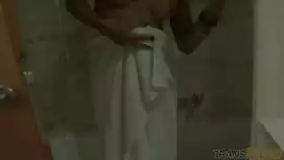 انه دائما يطلق النار على هذا كس في الحمام