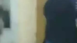 حركات رقصة الفتاة العربية المثيرة تؤدي لإدخال مزدوج