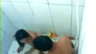 أكشن مرحاض هندي إكس إكس إكس: شاب مثير ينيك فرج ضيق حتى الانفجار