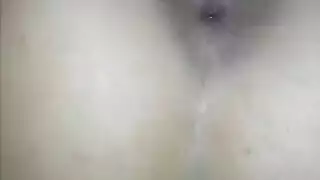 رفيقة السكن من العمل تشارك في علاقة جنسية ثنائية صريحة