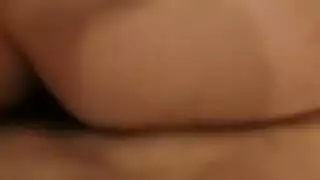 وجه بريء، فم قذر: مص ساخن ونكاح عنيف في المنزل