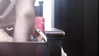 قضيب أسمر أحمر الرأس يقف منتصباً لفمٍ رطب