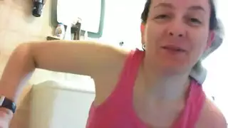 مؤخرة عارية تتعرض للضرب في الحمام
