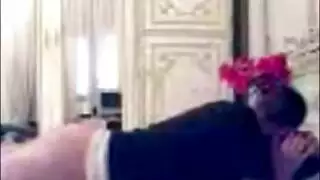 الخدامه تخلي البنت تمص كسها