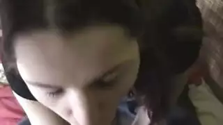 شابة سمراء تأخذ قضيب وحشي بقسوة