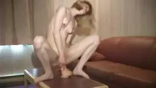 حركة قضيب صلب مع شقراء نحيلة في غرفة نومها