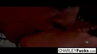 ثلاثي شهواني بعد الظهر مع تشارلي ونيكي تايلور في الحمام