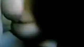 العاهرة ذات الشعر القصير والثدي العربي الضخم تحب الجنس الفموي العميق
