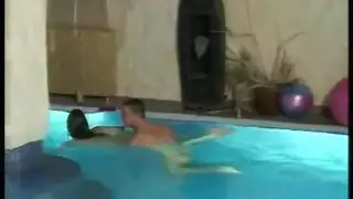 قضيب شاحب ضخم يهيمن على أم ممتلئة الصدر في جنس عنيف