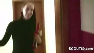 شقراء صغيرة تمتلئ بقضيب أسود طوله 12 بوصة