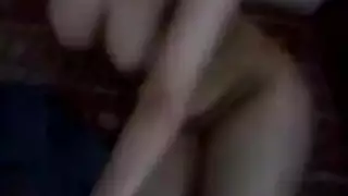 بنطال يوجا لامع وجوارب: رقص فردي يتحول إلى استمناء مكثف