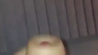 الأم الشقراء تقوم بطهيها وامتصاص ديك والدها السمين ، في المطبخ