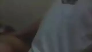 من فارغ إلى ممتلئ: جنس جماعي على أريكة التمثيل لفتاة طويلة