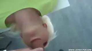 ‫فتاة صغيرة الحجم تنتشر على نطاق واسع وتركب قضيبًا اصطناعيًا واقعيًا‬