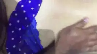 غابرييلا فيراكروز تأخذ لعبة هزاز عميقًا في مؤخرتها قبل أن تُنكح