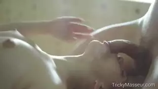 تدليك شهواني يتحول إلى إباحي: شقراء تمص وتنكح على الطاولة