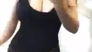 ساخنه تستعرض جسمها نار ترقص على