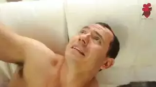 زوج الأم يمارس الجنس معها بقوة في الحمام