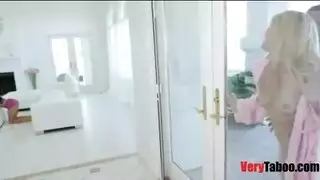 ميلف تنقذ حياة ابنها الجنسية بعلاقة رباعية جامحة