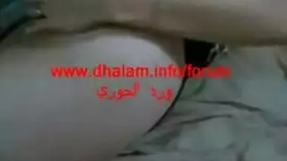ثديي الفتاة العربية الضخمين يهتزان أثناء النيك الشديد من الخلف