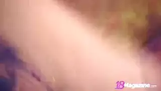 عرض تعري صريح من شقراء مغرية بشعر قصير على الكاميرا
