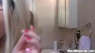 جنس فموي سحاقي في السيارة: ارتشاف كس أحمر ممتع