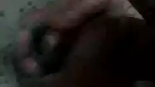 ينيكها وهي نائمة مع امها