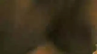 خائنة بمؤخرة كبيرة: عاهرة متزوجة تتعرى لممارسة جنس صريح مع عشيقها الأعزب