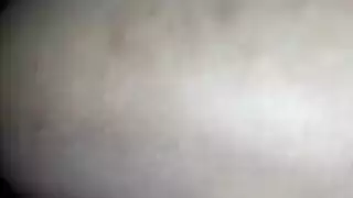 شرموطة تقفز على قضيب صلب، آخذة إياه كله في كسها