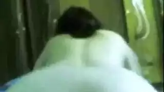 فتاة عربية ساخنة تصرخ من المتعة قضيب ضخم في مهبلها الضيق