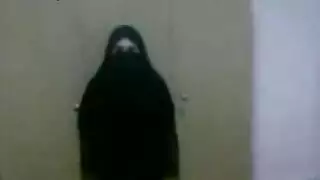 شريط سكس عربي: شراميط منقبات يتعرضن للضرب