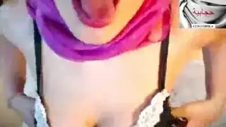 إثارة محجبة: مداعبة الثدي وعرض كاميرا ساخن