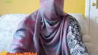 ويب كام إباحي: فتاة محجبة تكشف عن أثدائها الطبيعية الضخمة