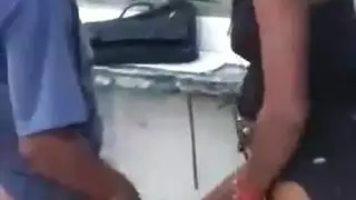 لقاء وقوف خشن لرجل عجوز مع فتاة صغيرة في مكان فارغ
