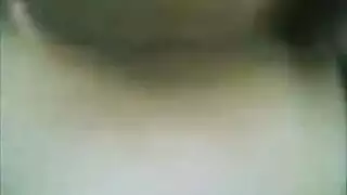 تدليك فرجها بخشونة يجعلها تفقد السيطرة وتئن بصوت عال