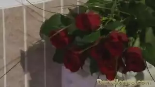 نيك ساخن بعيد الحب: عاهرة عارية منحنية على حوض الحمام
